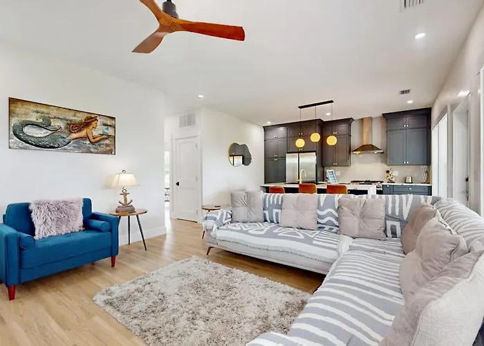 Gorgeous Coastal With Private Pool And Close To And Golf Privileges *