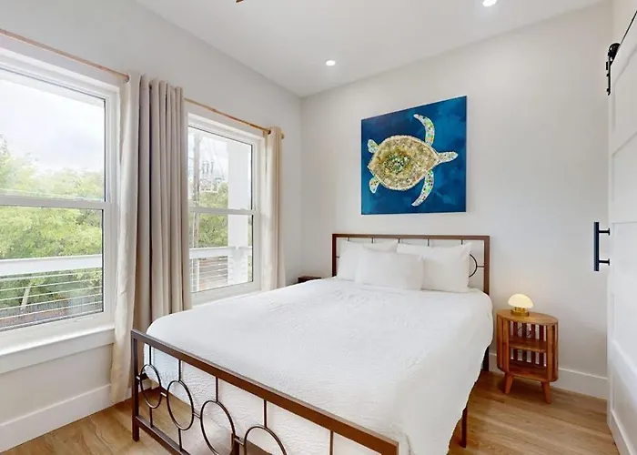 Gorgeous Coastal With Private Pool And Close To And Golf Privileges Pensacola