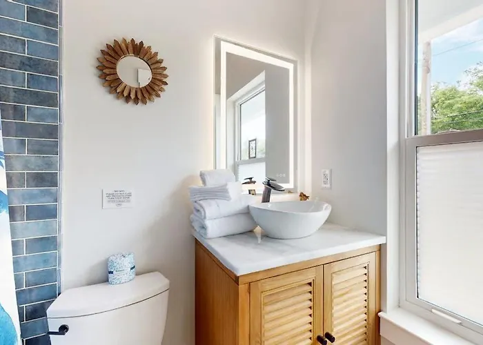 Gorgeous Coastal With Private Pool And Close To And Golf Privileges Pensacola