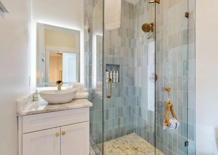 Gorgeous Coastal With Private Pool And Close To And Golf Privileges *